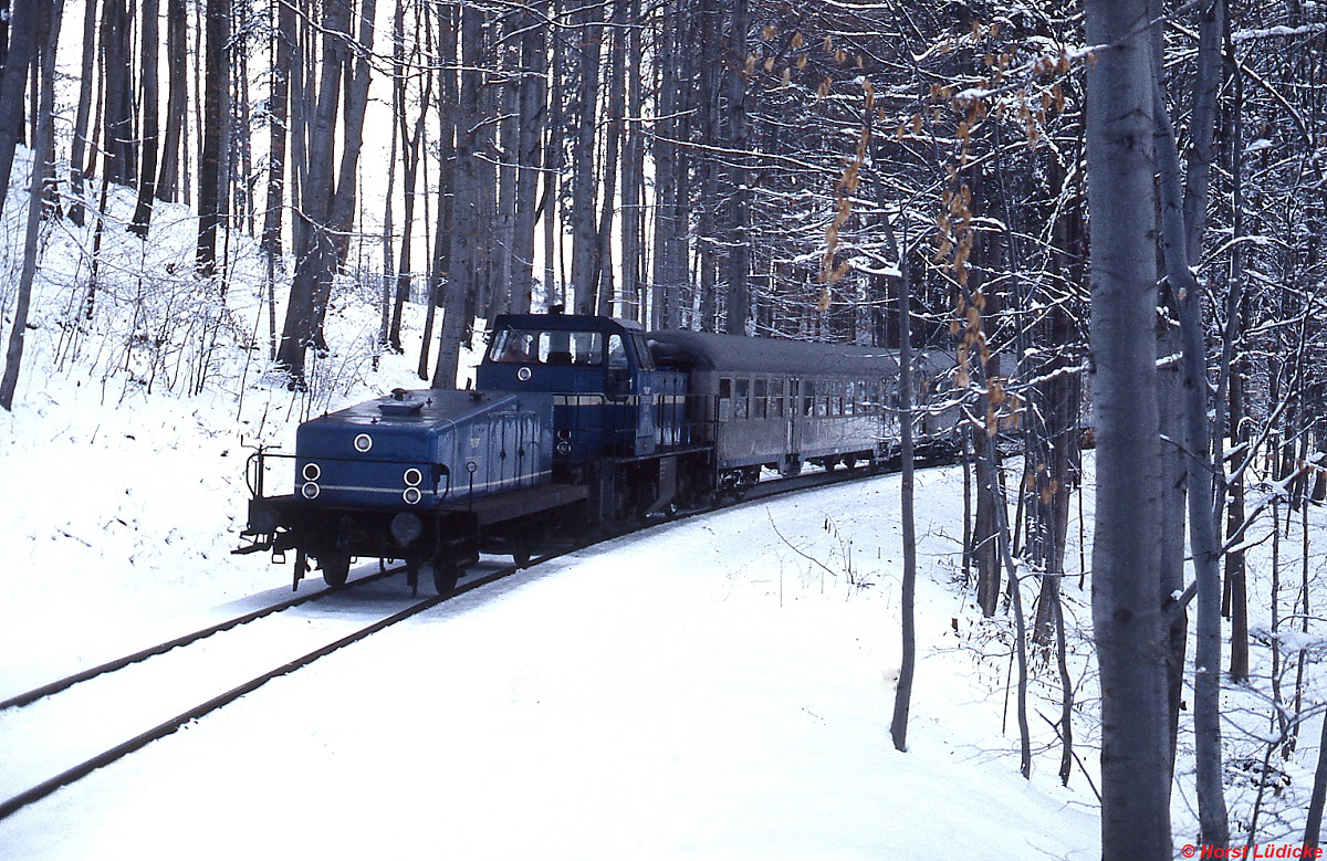 Zwischen Moosrain und Gmund ist Lok 14 der Tegernsee-Bahn im Januar 1986 unterwegs