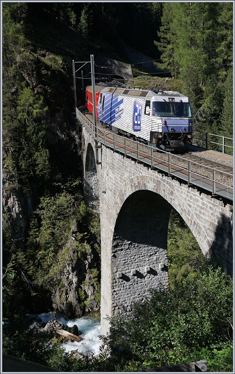 Zwischen Muot und Preda wechselt die Albulabahn vier Mal die Talseite. Die RhB Ge 4/4 III 649 erreicht in wenigen Minuten Preda und überquert hier die Albula auf dem Albula-Viadukt IV das letzte Mal.
14. Sept. 2016