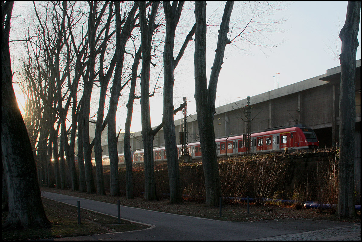 Zwischen Park und Betriebswerk bzw. Posthof -

...verläuft die viergleisige Trasse der Bahnstrecke vom Stuttgarter Hauptbahnhof nach Bad Cannstatt. Eine S-Bahn der Linie S3 nach Backnang erreicht demnächst den Rosensteintunnel während weiter sich noch weiter hinten, zwischen den Bäumen zu ahnen, sich ein RE in Parallefahrt nähert.

27.01.2017 (M)