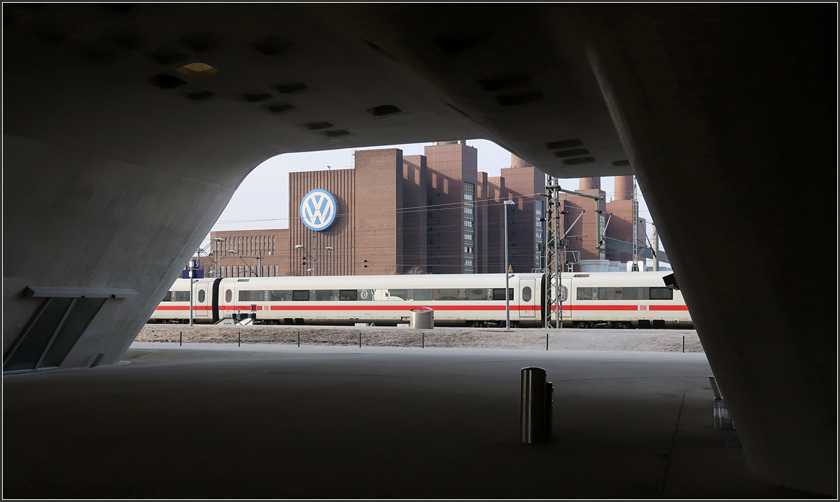 Zwischen Phaeno und VW-Werk -

...liegen die Bahngleise (und auch der Mittellandkanal). Ein ICE 2-Zug verlässt hier den Wolfsburger Hauptbahnhof in Fahrtrichtung Berlin.

14.03.2017 (M)
