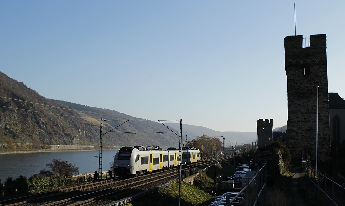 Zwischen Rhein und Stadtmauer ist ein 460 der Mittelrheinbahn am 16.11.2018 in Oberwesel Richtung Norden unterwegs