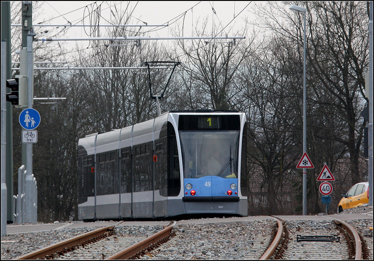 Zwischen seinen Gleisen -

... ist scheinbar diese Combino-Straßenbahn unterwegs. Die damals noch ganz neue Strecke nach Ulm-Böfingen an der Haltestelle Egertweg.

22.03.2009 (M)