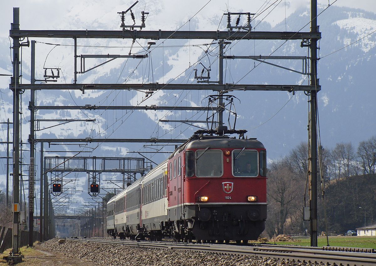 Zwischen Trbbach und Weite wird die Rheintalstrecke einspurig. Am 06.03.2012 passiert Re 4/4 II 11124 mit dem „RHEINTAL-EXPRESS“ RE 3826 von Chur nach St. Gallen diese Stelle.