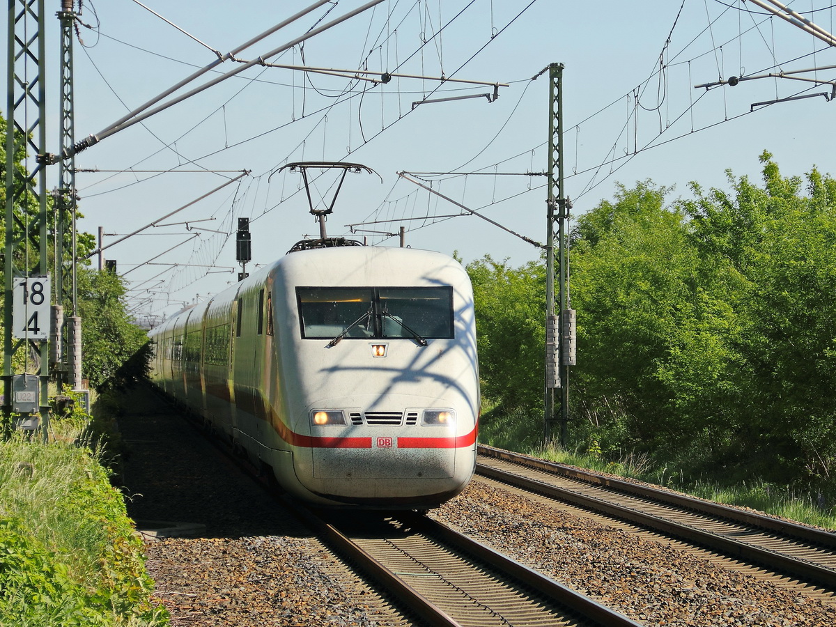 Zwischen zwei Sonderzügen zum Kirchtag in Richtung Lutherstadt Wittenberg durchfährt ICE 401 586-3 Großbeeren am 28. Mai 2017.		
