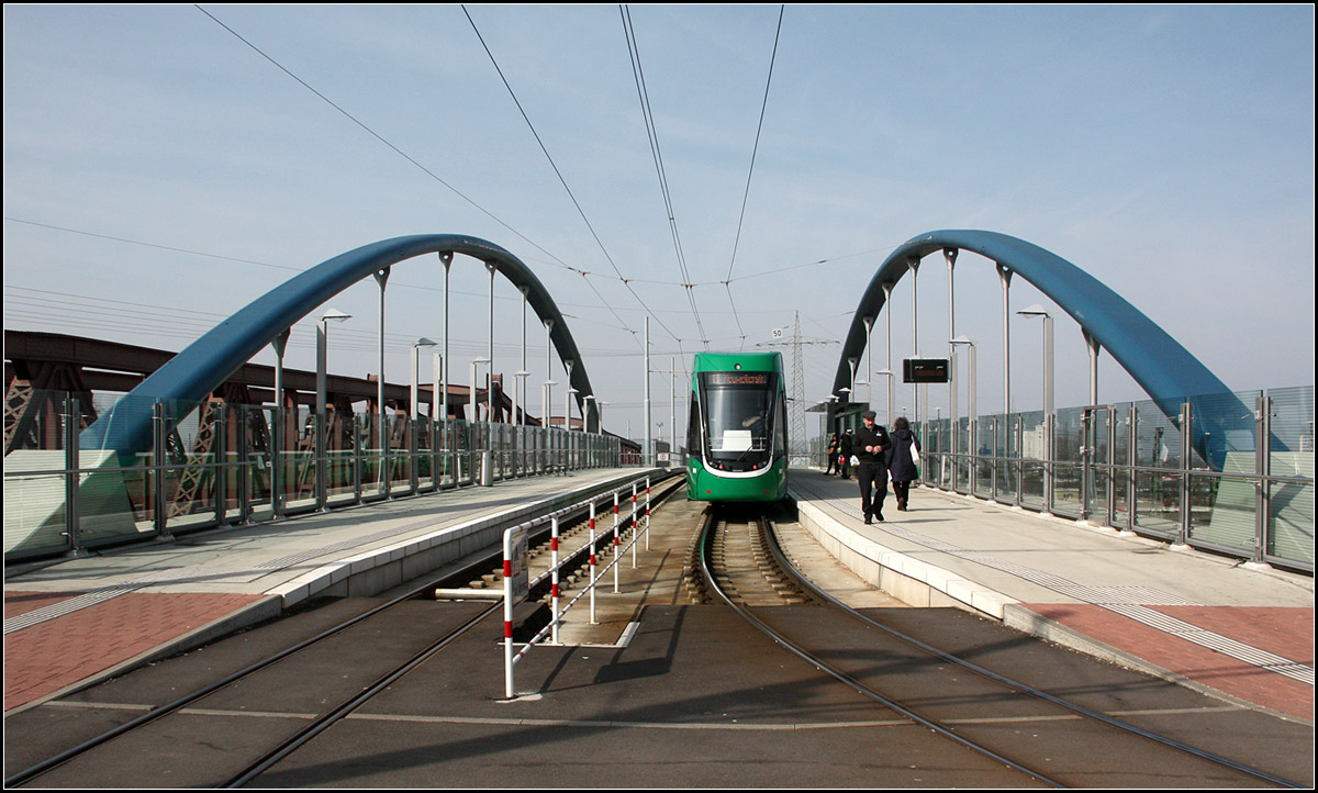 Zwischen zwei Stahlbögen -

Inzwischen fährt die Basler Straßenbahn in die deutsch Nachbarstadt Weil am Rhein. Hier die auf einer Brücke über der Bahnstrecke liegende Endhaltestelle Weil am Rhein Bahnhof/Zentrum.

Ein zweite grenzüberschreitende Straßenbahnlinie nach Baden-Württemberg ist zur Zeit von Straßburg nach Kehl in Bau. 

15.03.2016 (M)