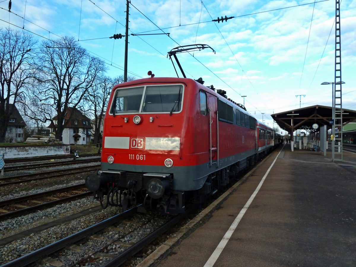 Zwischenhalt am 02.01.2013 von der Freiburger 111 061 mit einer RB aus Neuenburg (Baden) nach Offenburg auf Gleis 5 in Müllheim (Baden).