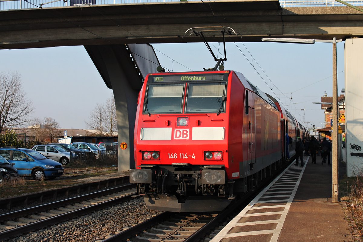 Zwischenhalt am 13.03.2015 von der Freiburger 146 114-4  Baden Württemberg erfahren  mit einem RE (Basel Bad Bf - Offenburg) im Bahnhof von Orschweier.