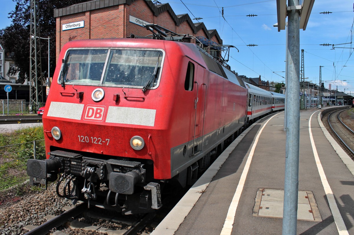 Zwischenhalt am 16.05.2014 von der 120 122-7 mit dem IC 2913 (Frankfurt (Main) Hbf - Basel SBB), als Ersatz für den ICE 279 (Berlin Ostbahnhof - Basel SBB), in Offenburg. Der Ersatzzug bestand aus 12 IC-Wagen und einem Steuerwagen.