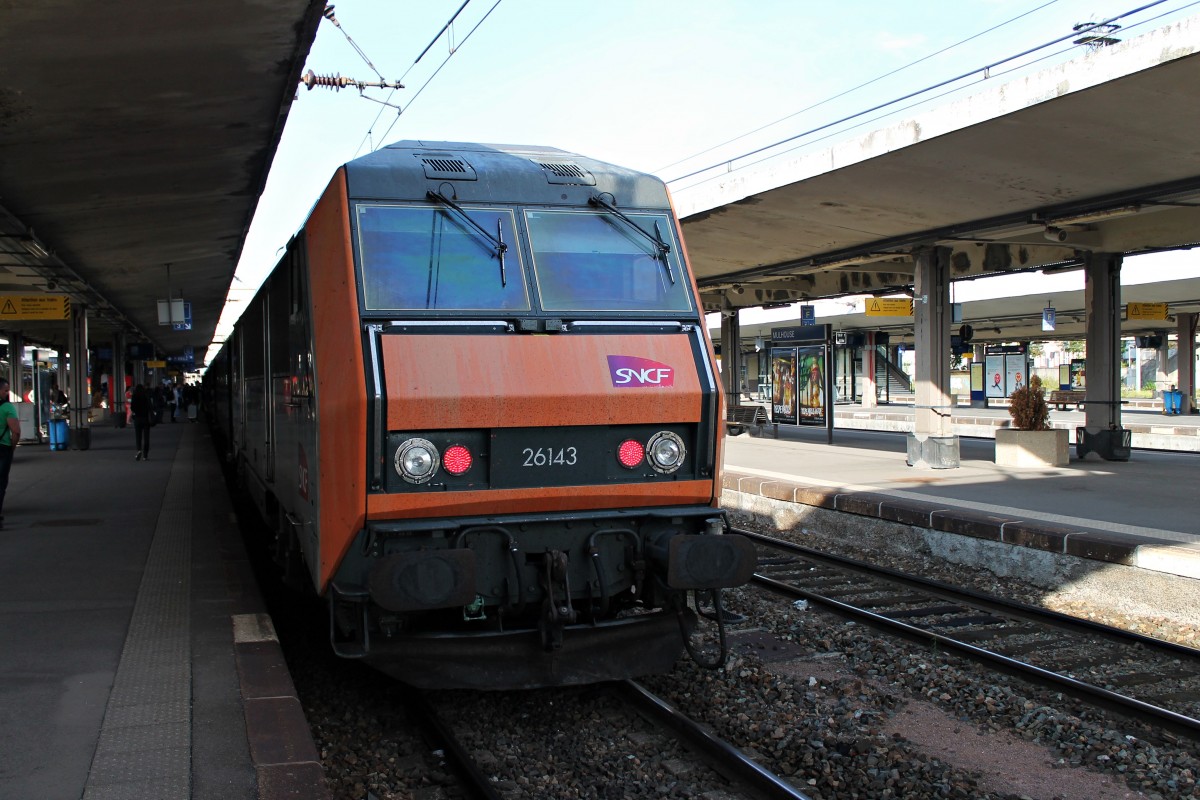 Zwischenhalt am 20.08.2014 von SNCF BB 26143 mit einem TER (Basel SBB (SNCF) - Strasbourg) in Mulhouse Ville.