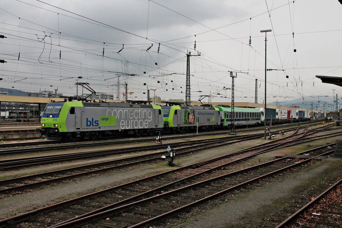 Zwischenhalt am 24.02.2016 von Re 485 015-2 zusammen mit Re 485 003-8  BLS Cargo. Die Alpinisten.  und einer RoLa (Novara - Freiburg (Brsg) Rbf) auf Gleis 1 im Badiscehn abhnhof von Basel und wartete auf die Weiterfahrt in Richtung Basel Bad Rbf.