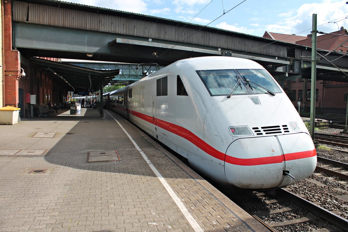 Zwischenhalt am 26.05.2015 von 402 016-0  Dessau  im Bahnhof Hamburg Harburg.