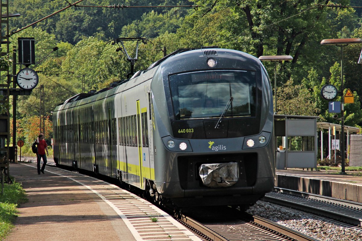 Zwischenhalt am 28.08.2015 von agilis 440 603 als ag (Neunmarkt (Oberpf) - Plattling) in Etterzhausen und wird in Kürze zum nächsten Zwischenhalt in Regensburg Prüfening aufbrechen.