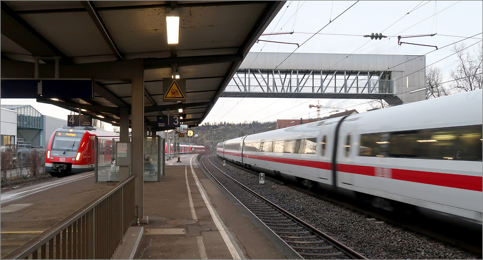 Einfahrt und Durchfahrt -

Ein S-Bahnzug fährt in den Bahnhof Altbach ein, während ein ICE auf den Fernbahngleisen durch die Station braust. Bei der Brücke im Hintergrund handelt es sich um eine Art Peoplemover, eine Aufzugskonstruktion, bei der die Kabine oben rüber fährt und auf der anderen Seite wieder runter.

28.02.2017 (M)