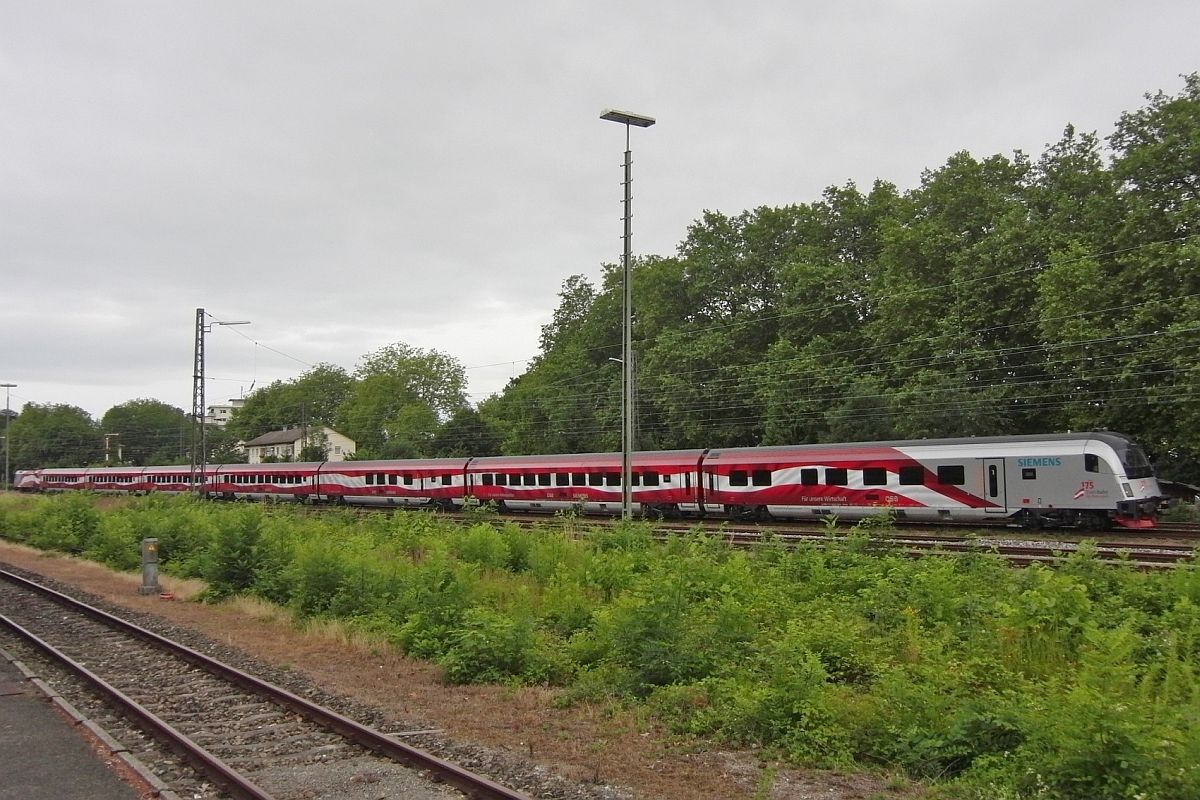 Jubilums-Railjet am Bodensee (|||) - Am 02.07.2012 durchfhrt der Railjet als REX 5561 von Lindau nach Bregenz den ehemaligen Bahnhof Lindau-Reutin. In Bregenz ndert sich die Zugnummer des nach Wien fahrenden Zuges auf RJ 561.
