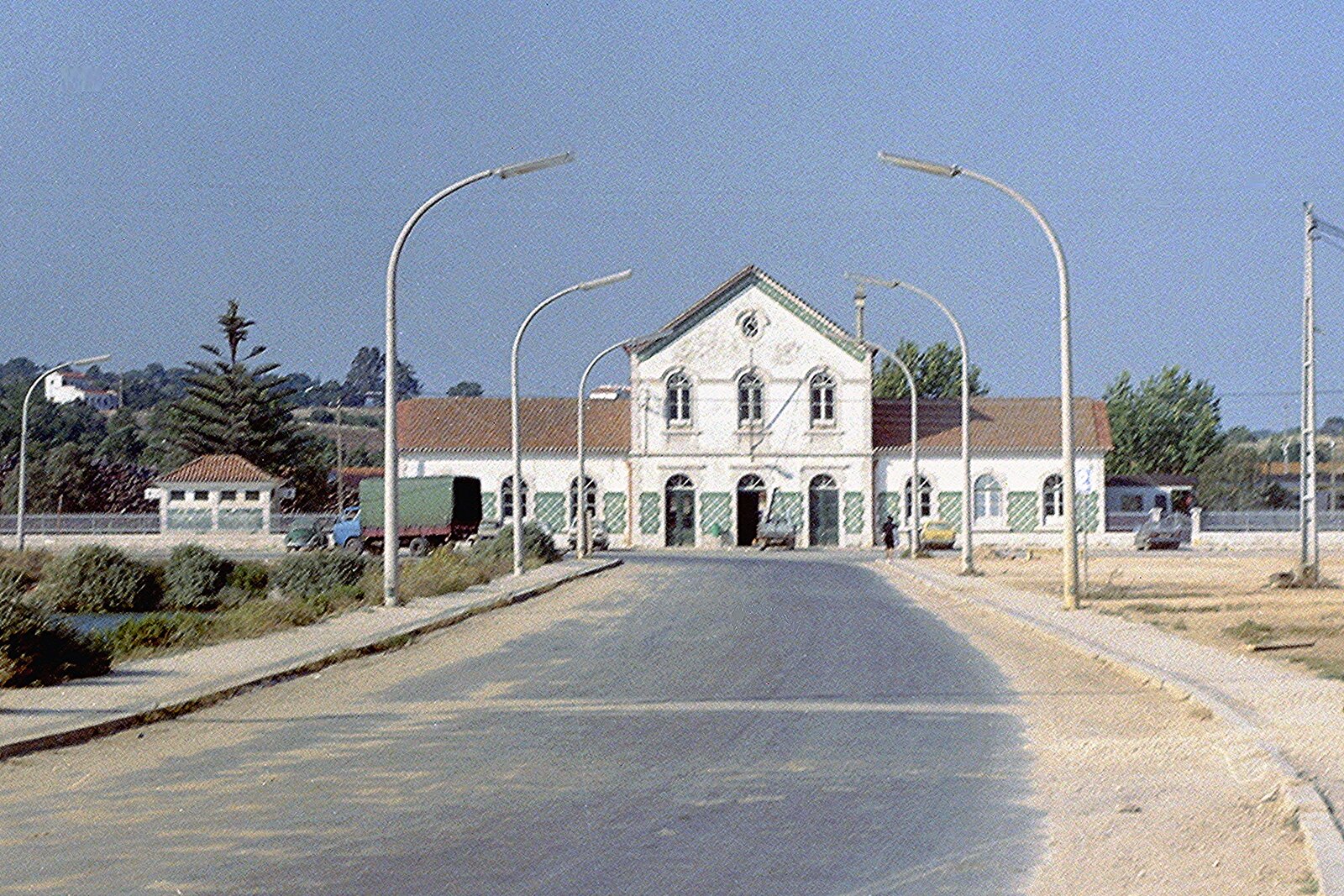 LAGOS (Distrikt Faro), 17.06.1988, Blick von der N125 auf das alte Bahnhofsgebäude; dieses Gebäude wird schon lange nicht mehr als Bahnhof genutzt und auch dieser Blick ist heute (März 2022) nicht mehr möglich, weil sich direkt davor ein großer Jachthafen befindet -- Foto eingescannt
