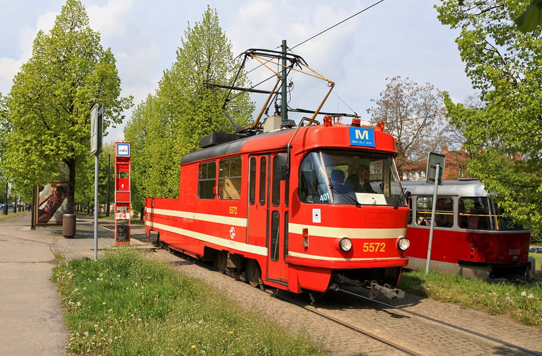 Prag Arbeitswagen 5572 in der Ulice Chotkova im Verlauf der Linie 22 oberhalb des Hradschin, 03.05.2016.