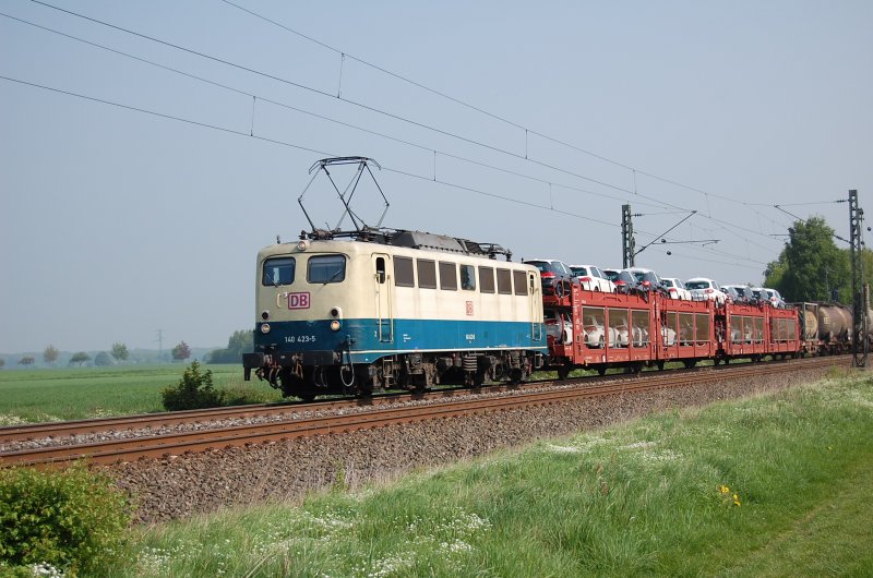  140 423-5 mit Blau Beiger Farbgebung mit Autozug am 30.04.2009 bei Woltorf