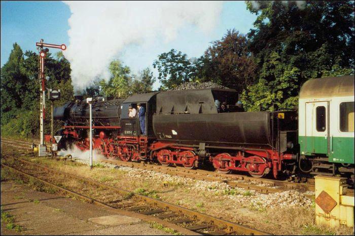  BR52 beim Rangieren mit dem Sonderzug  Elstertal  2002 im Geraer Hbf, gezogen wurden 4 DR-Schnell- und Nahverkehrszugwagen