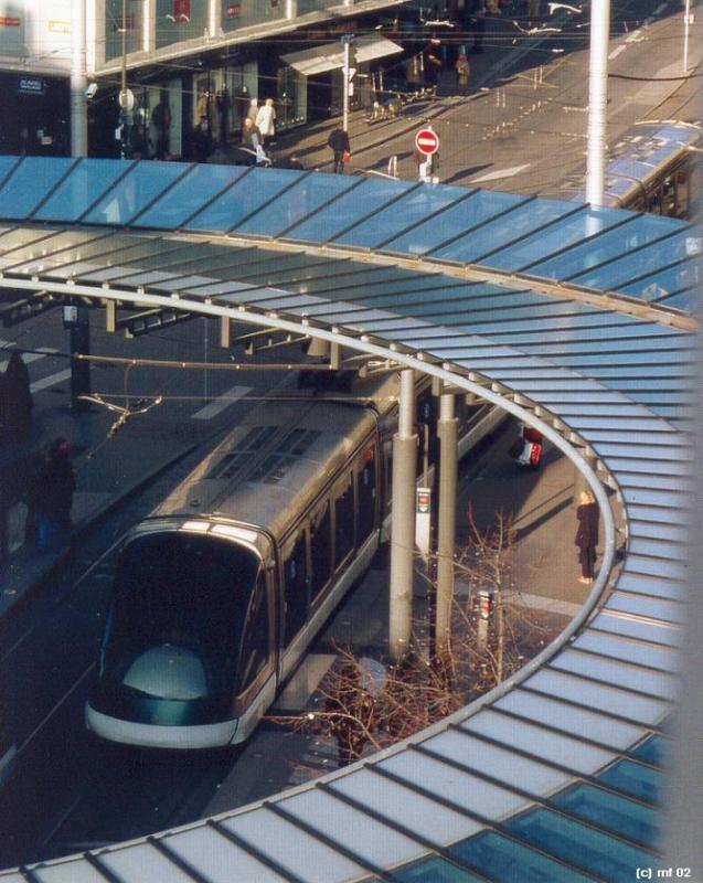 . Der Glasring -

Die zentrale Haltestelle  Homme de Fer  in Straßburg mit dem markanten Glaskranz. Hier kreuzen sich die Linien A/D mit den Linien B/C/F. 

Analoge Aufnahme Dezember 2002 (M)