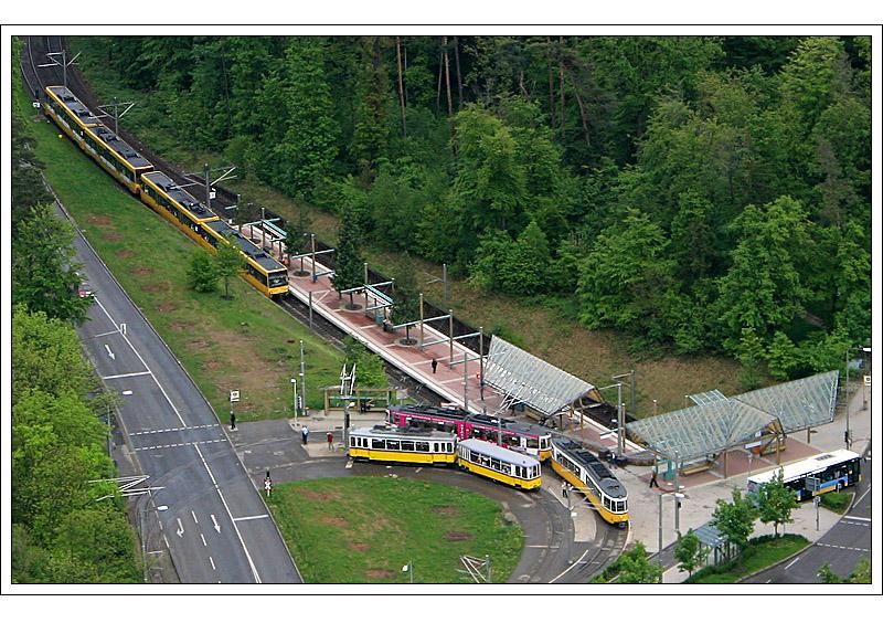 . Ganz alt - alt - neu - 

Drei Generationen Stuttgarter Nahverkehr an der Haltestelle Ruhbank. Vorne in der Wendeschleife ein Oldtimerzug (Zweiachser mit Bw), dahinter ein Gt4-Pärchen und hintern eine Stadtbahn-Doppeltraktion in die Haltestelle einfahrend. Die Bahnen wurden immer größer. 

13.05.2006 (M)