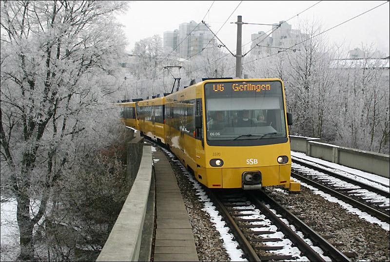 . Gelb im Weißgrau -

Ein Stadtbahnzug der Linie U6 erreicht die Haltestelle Feuerbach Sportpark. 

03.02.2006 (M)