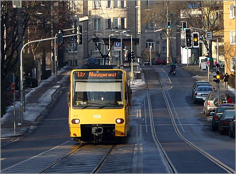 . Kurz mal in der Sonne -

Für einen kurzen Moment war die Front des Stadtbahnwagen im Licht der Wintersonne, während die Straße ansonsten weitgehend im Schatten liegt. Im Hintergrund die Haltestelle  Russische Kirche .
Gut erkennbar auch die starke Steigung der Strecke; gerade auch die häufigen Wechsel der Streckenneigung macht die Stuttgarter Stadtbahn für den Fotografen interessant. 

13.01.2006 (M)