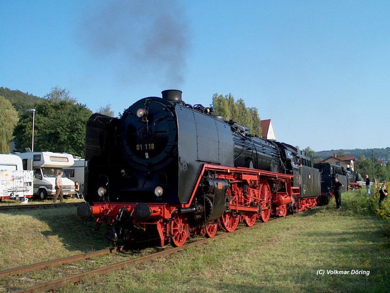 01 118 hat zum 90-jhrigen Jubilum des Dampflokwerkes Meiningen den Sonderzug aus Frankfurt gebracht - 04.09.2004
