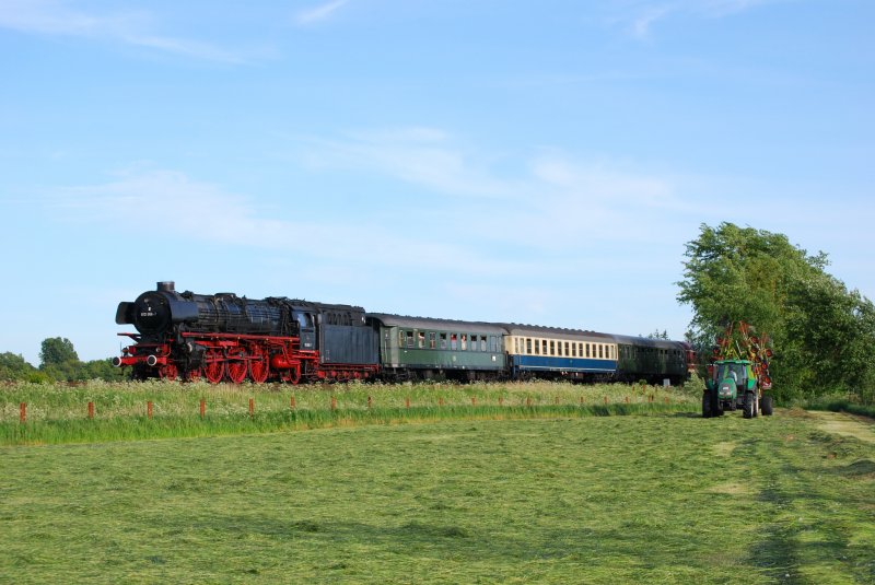 012 066 wird zurck nach Hamburg-Altona geschleppt. Grund war die nicht benutzbare Drehscheibe in Westerland. Hier bei Husum.