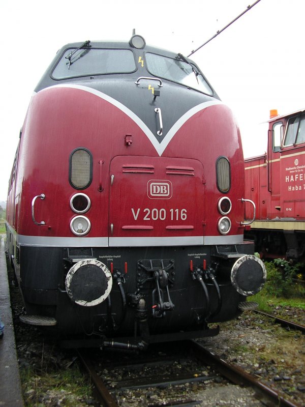 03.09.2006: Museumslok V200 116 glnzt regennass auf der Fahrzeugschau zum Osnabrcker Dampflokfest