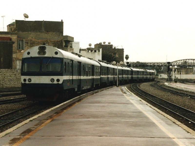 040-DK-108 und eine Steurwagen fahren ein auf Bahnhof Tunis Ville am 22-04-2002. Bild und scan: Date Jan de Vries.