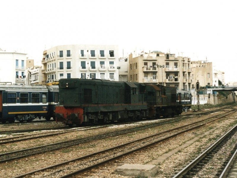 060-GR-501 und eine 040-DM auf Bahnhof Sousse am 22-04-2002. Bild und scan: Date Jan de Vries.