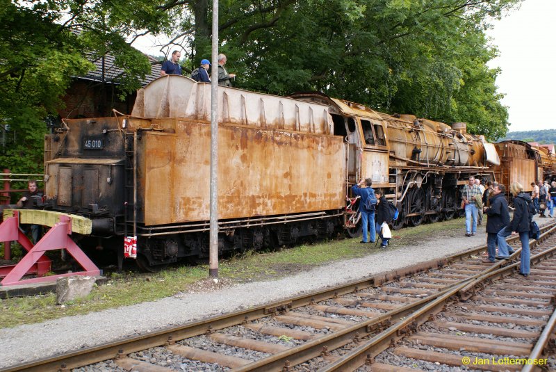 06.09.2008. Br 45 010 bei den Meininger Dampflok Tagen 2008. Warum die Leute Flatterband um eine Dampflokleiter gewickelt als Einladung zum Draufklettern sehen werde ich wohl nicht mehr verstehen!!! Aber auf einer ausgebrannten zum teil ausgeglhten Lok rumzukrakseln halte ich fr unvernnftig! Und erklhrt warum bei solchen Veranstaltungen berall die fotogenen Absperrungen stehen MSSEN. Auch werden deshalb teils sehr interssante Bereiche abgesperrt. So wie bei dieser Veranstaltung. Nachdem Eltern ihre Kinder auf teilweise stark verrottete Waggons oder Loks gesetzt hatten und diese logischer Weise begeistert darin herrumgetobt hatten wurden die Abstellgleise mit dem nicht aufgearbeitetem Lok und Wagenmaterial vom Personal abgesperrt!!! Vielen Dank an die vernnfitgen Eltern!