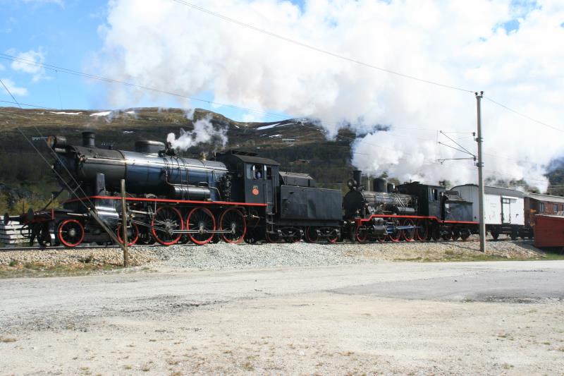 100 Jahre Bergensbanen - Typ 30a 271 und Type 18c 255 ziehen mit Volldampf den Jubilumszug ber die Hardangervidda. Haugastl, 06.06.2009