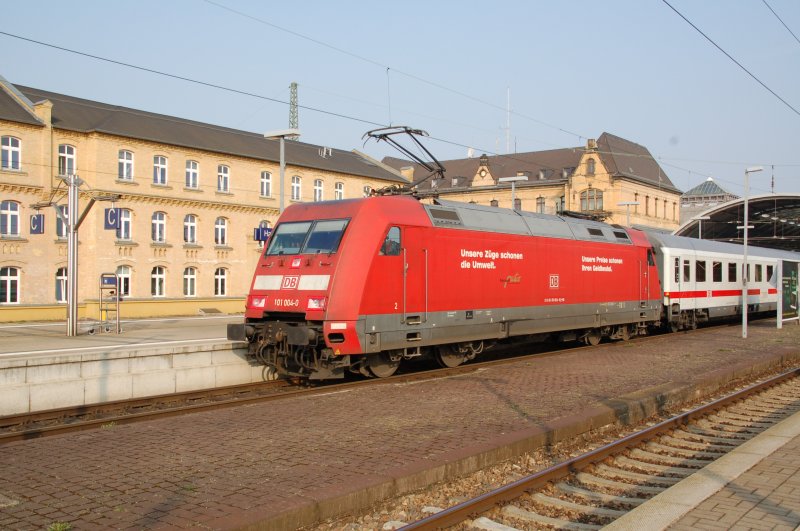 101 004 steht am 04.04.09 mit dem IC 2046 im Hbf Halle(S) zur Abfahrt Richtung Hannover bereit. Die Lok wurde spter auch in Magdeburg fotografiert.