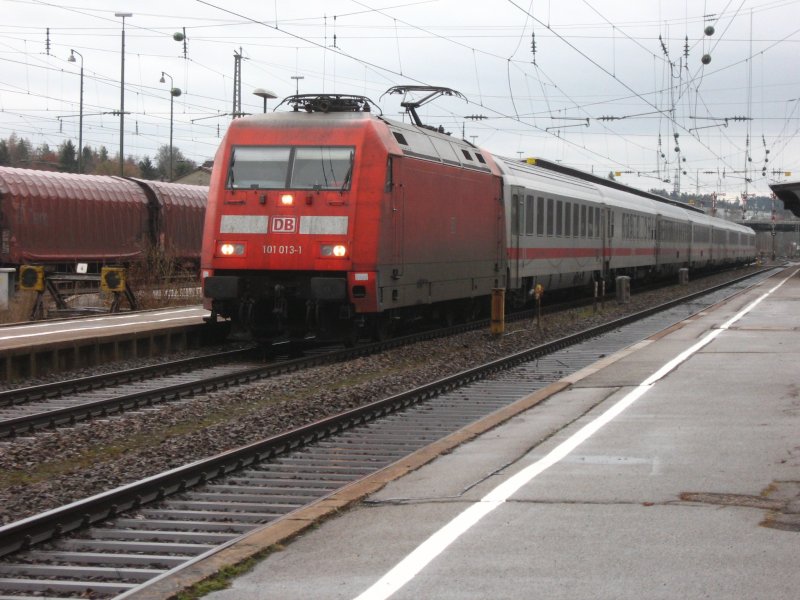 101 013-1 steht mit dem IC 2370 nach Stralsund im Bahnhof Villingen mit nur 2min Versptung 1.12.07