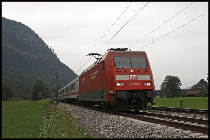 101 021 (9180 6101 021-4 D-DB) hat den EC 189, Mnchen Hbf - Innsbruck Hbf, am Haken und konnte am Abend des 31.07.2009 bei Niederaudorf abgelichtet werden.
