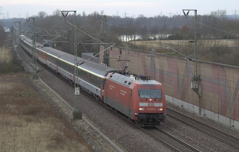 101 036-2 mit EC, fhrt am Nachmittag durch Neuluheim Richtung Mannheim Hbf. 02.02.2009