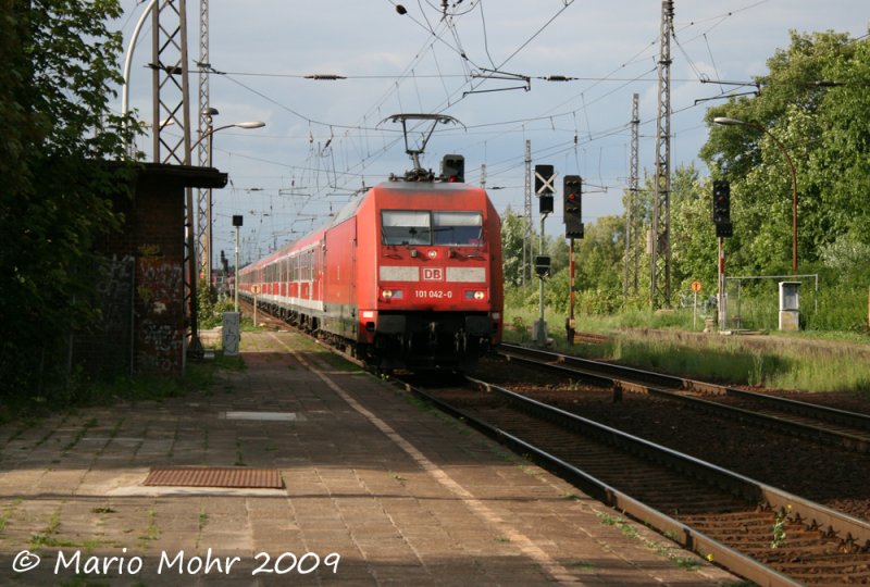 101 042-0 zieht den Sonderzug D 2713 von Berlin Hbf Tief nach Oberhausen