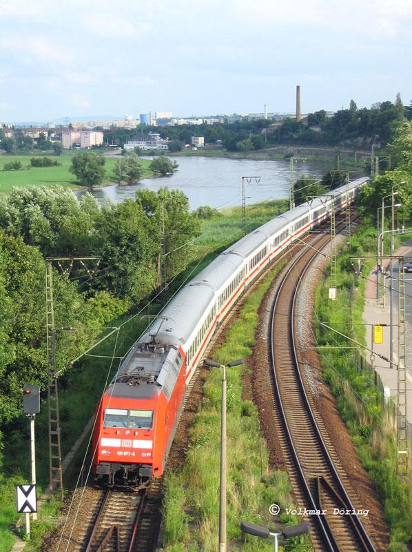 101 077 mit EC 172 Wien - Hamburg bei DD-Kemnitz - 26.07.2005
