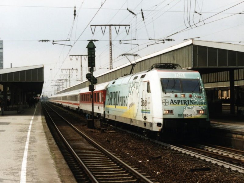 101 080-0 mit IC 610 “Bacchius” nach Dortmund auf Essen Hauptbahnhof am 21-4-2001. Bild und scan: Date Jan de Vries.