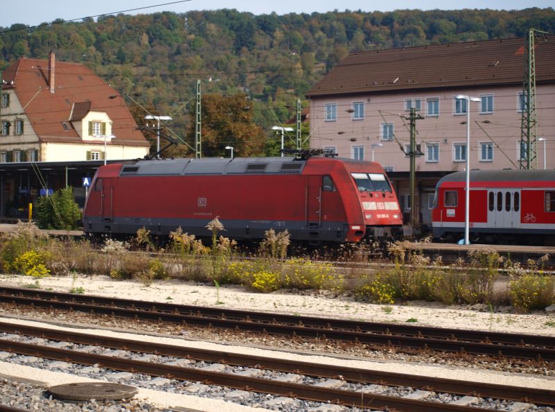 101 081 als Leerzug von Stuttgart kommen bei der durchfahrt durch den Bahnhof Plochingen in Richtung Ulm/Mnchen. (03.10.2009)