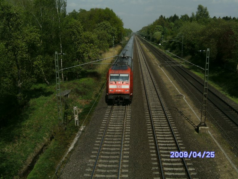 101 083 mit einem IC aus Hamburg in Richtung Bremen bei Tostedt am 25. April 2009