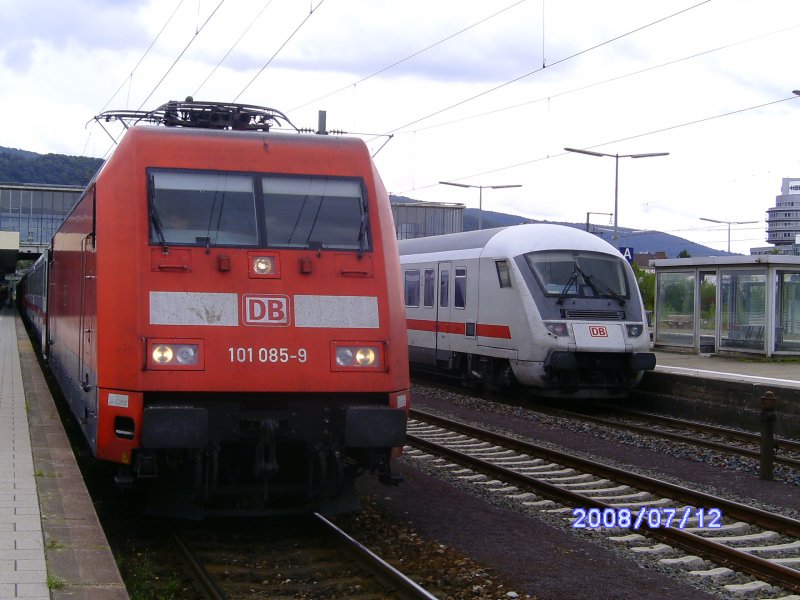 101 085-9 steht am 12.7.2008 mit ihrem IC abfahrtsbereit in Heidelberg Hbf, auf dem Nebengleis ist gerade ein Ersatzzug aus IC Wagen bespannt mit einer 120 eingefahren.