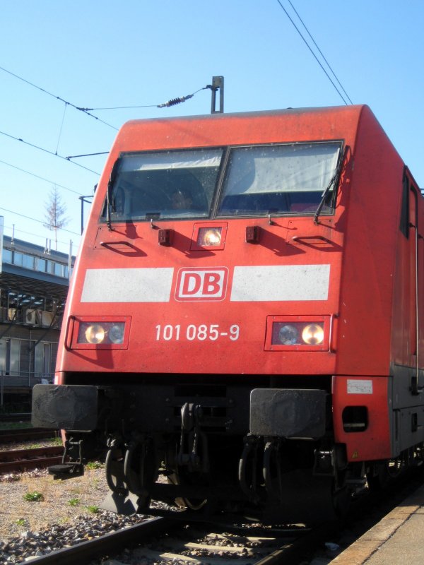 101 085-9 steht in Konstanz mit ihren IC 2004 nach Emden zur Abfahrt am 10. August bereit.