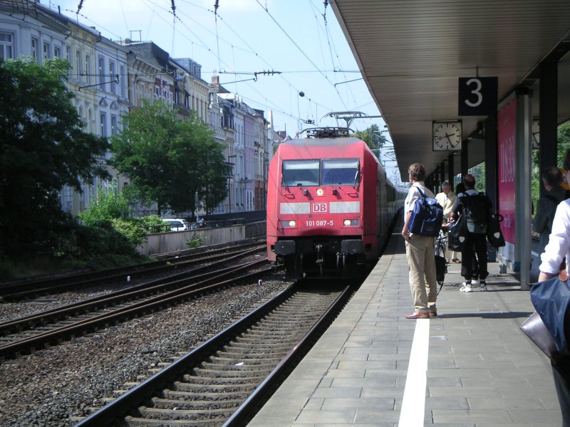 101-087-5 trifft mit IC 2027 aus Hamburg-Altona in Richtung Passau Hbf in Bonn Hbf auf Gleis 3 ein (18.08.05)
