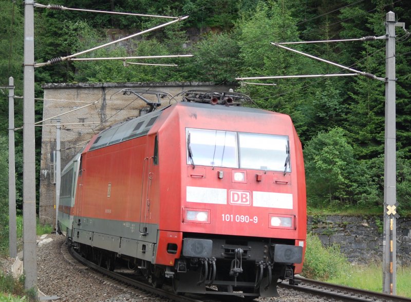 101 090 bremst den EC 82 vom Brenner kommend Richtung Innsbruck. 27.6.2009