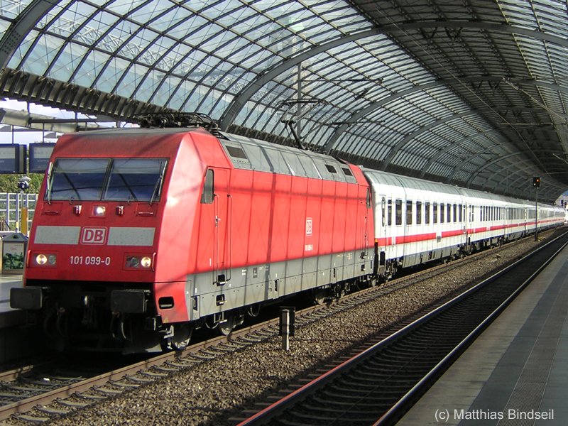 101 099-0 hat mit einem Intercity einen Zwischenhalt in Berlin-Spandau eingelegt. (22.09.2004)