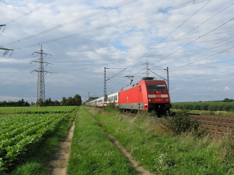 101 100-6 mit IC2115 von Stralsund Hbf nach Stuttgart Hbf.Dieser Zug wurde wegen Bauarbeiten ber Gro-Gerau umgeleitet.