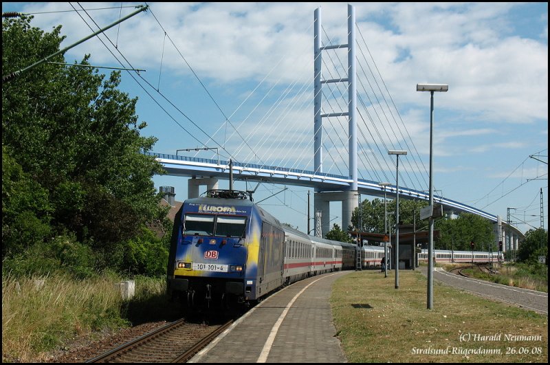 101 101  Europa  zog am 26.06.08 IC2213 Ostseebad Binz - Stuttgart Hbf. Hier erwischt im Hp Stralsund-Rgendamm.
