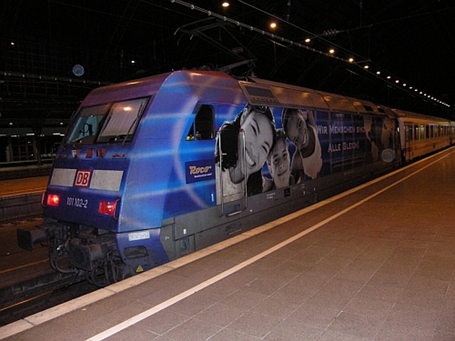 101 102-2, die  Azubi-Lok , am 21.8.2008 um 5:12 Uhr in Kln Hbf, steht mit einem IC bereit zur Fahrt nach Hamburg-Altona.